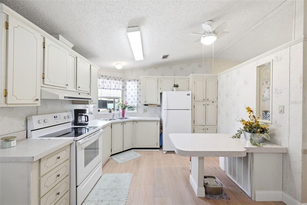 Active With Contract: $165,000 (2 beds, 2 baths, 864 Square Feet)
