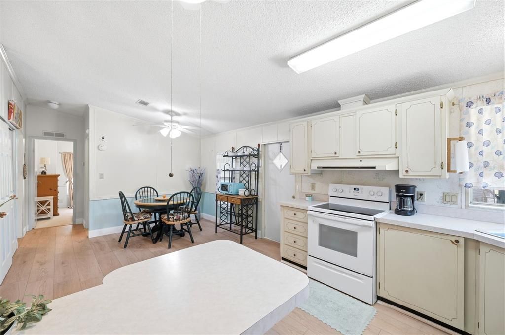 Active With Contract: $165,000 (2 beds, 2 baths, 864 Square Feet)
