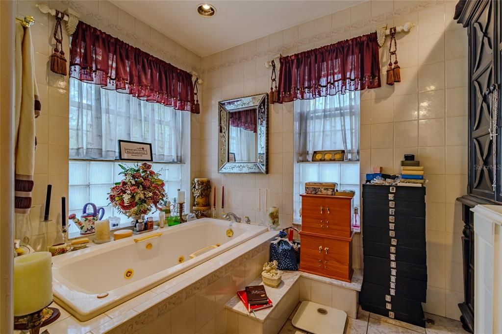 For Sale: $490,000 (1 beds, 2 baths, 2528 Square Feet)