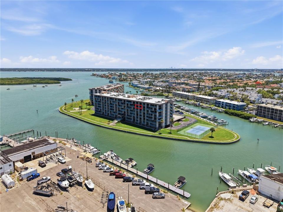 For Sale: $258,000 (1 beds, 1 baths, 915 Square Feet)