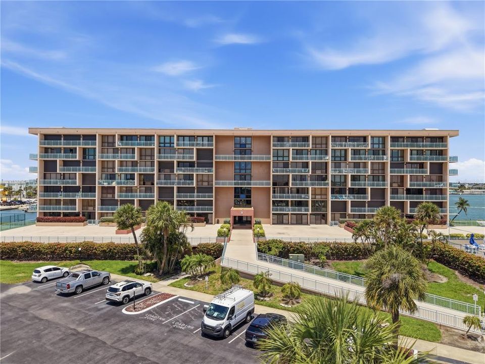 For Sale: $258,000 (1 beds, 1 baths, 915 Square Feet)