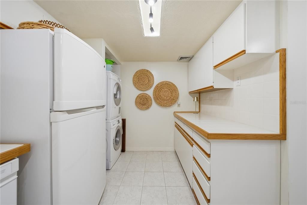 For Sale: $258,000 (1 beds, 1 baths, 915 Square Feet)