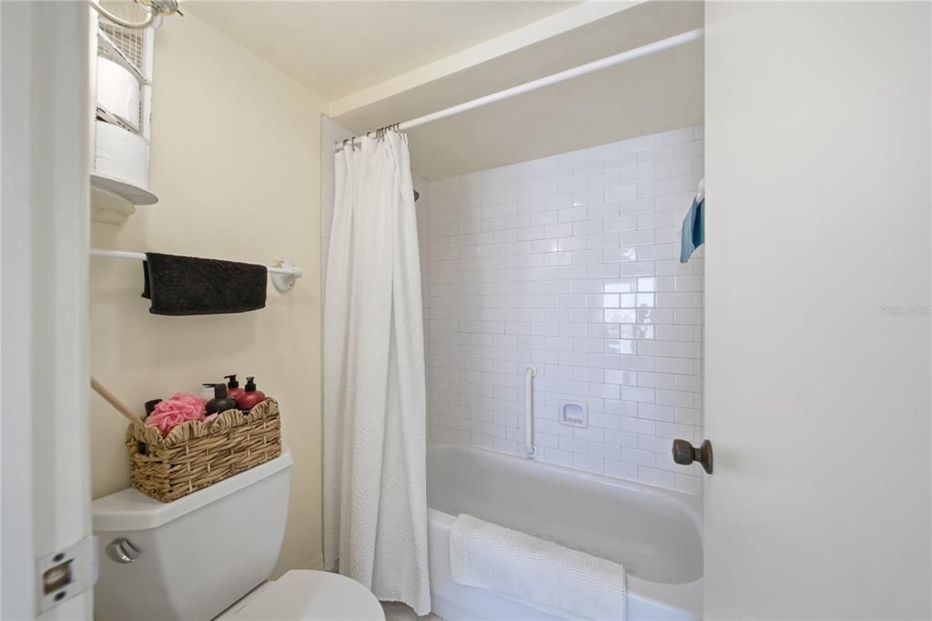 For Sale: $258,000 (1 beds, 1 baths, 915 Square Feet)