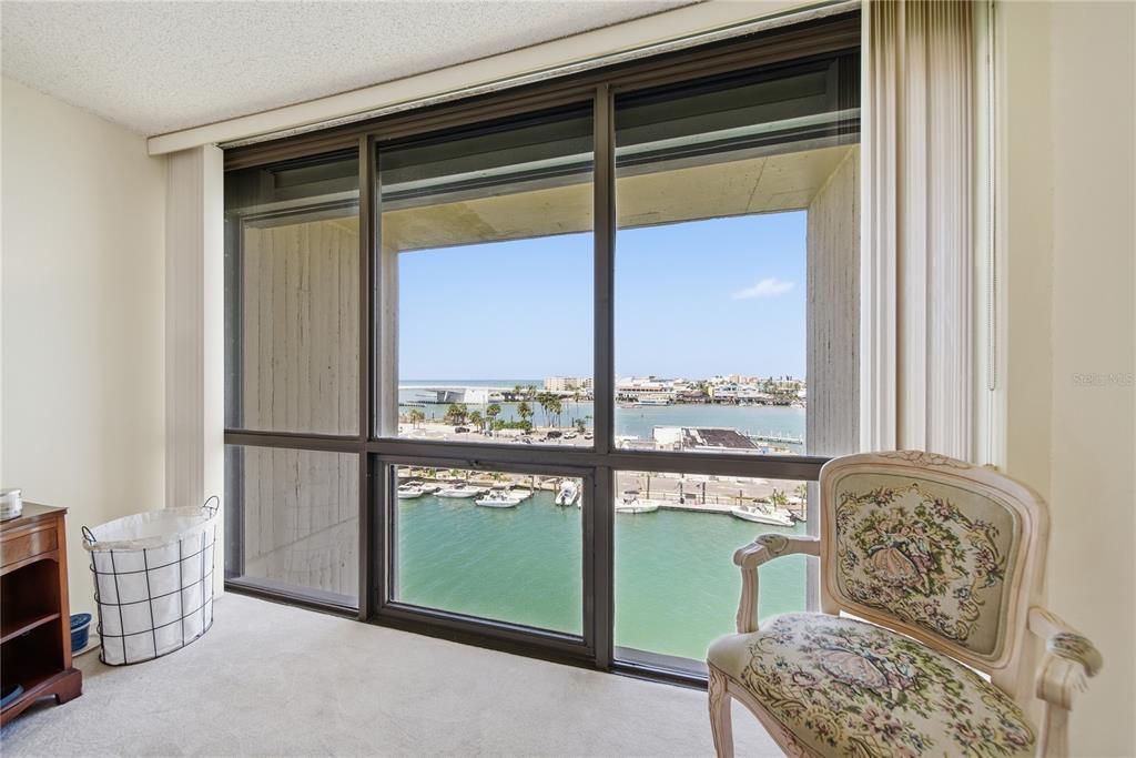 For Sale: $258,000 (1 beds, 1 baths, 915 Square Feet)