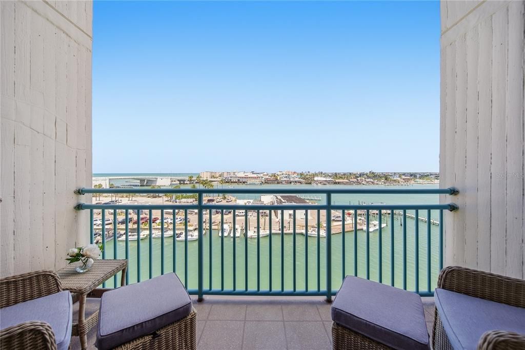 For Sale: $258,000 (1 beds, 1 baths, 915 Square Feet)