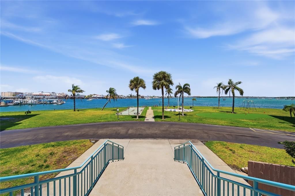 For Sale: $258,000 (1 beds, 1 baths, 915 Square Feet)