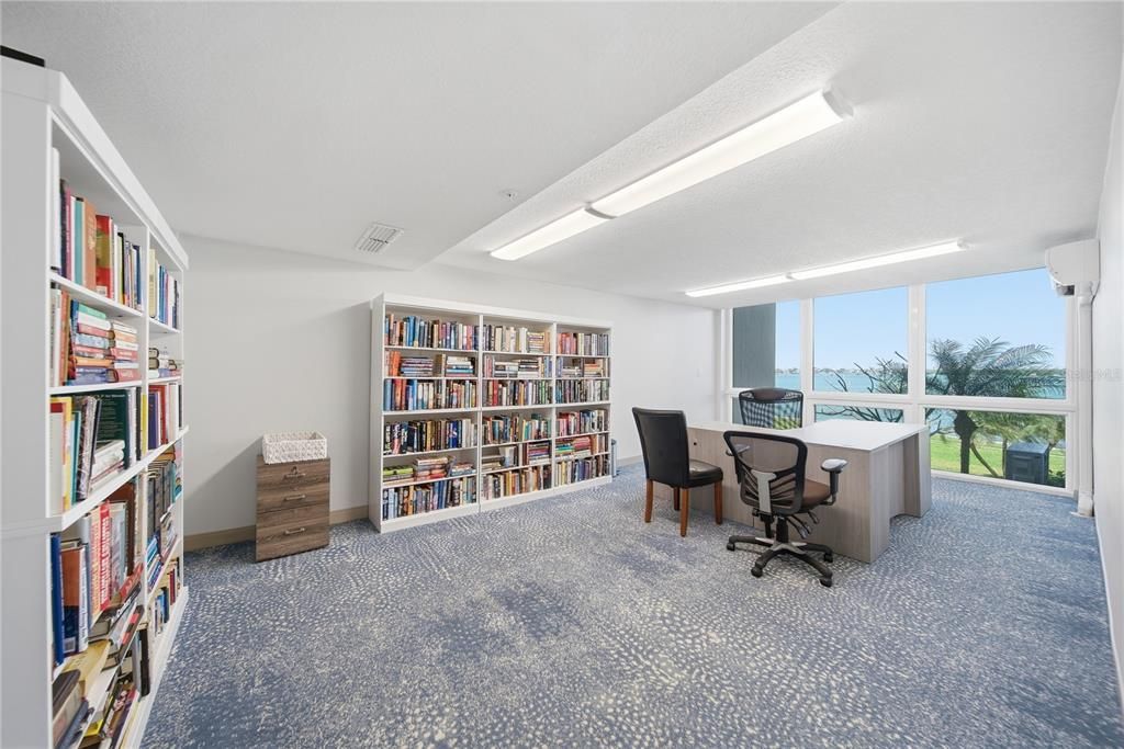 For Sale: $258,000 (1 beds, 1 baths, 915 Square Feet)