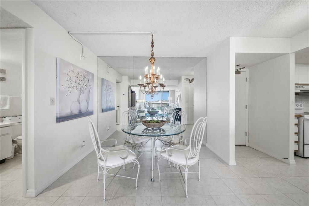 For Sale: $258,000 (1 beds, 1 baths, 915 Square Feet)