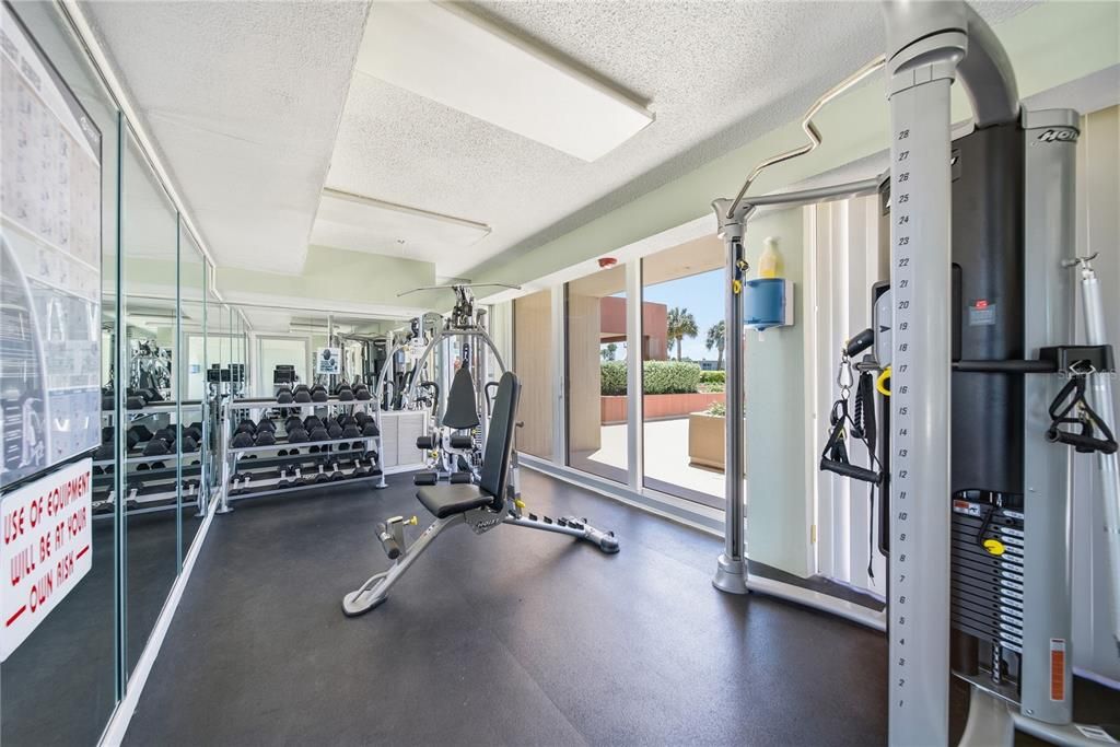 For Sale: $258,000 (1 beds, 1 baths, 915 Square Feet)