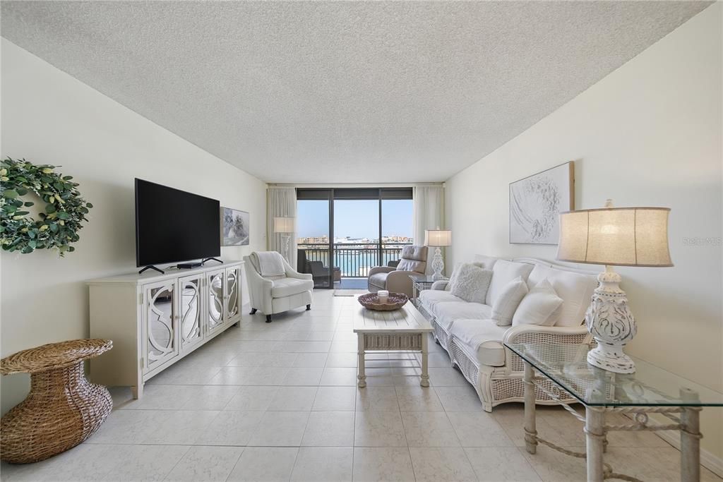 For Sale: $258,000 (1 beds, 1 baths, 915 Square Feet)