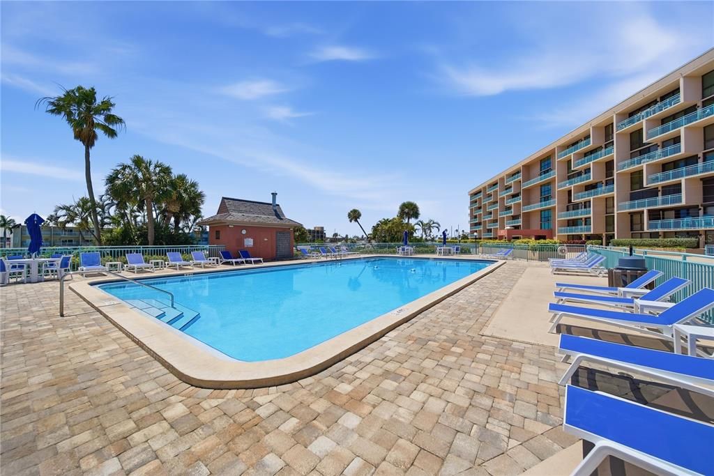 For Sale: $258,000 (1 beds, 1 baths, 915 Square Feet)