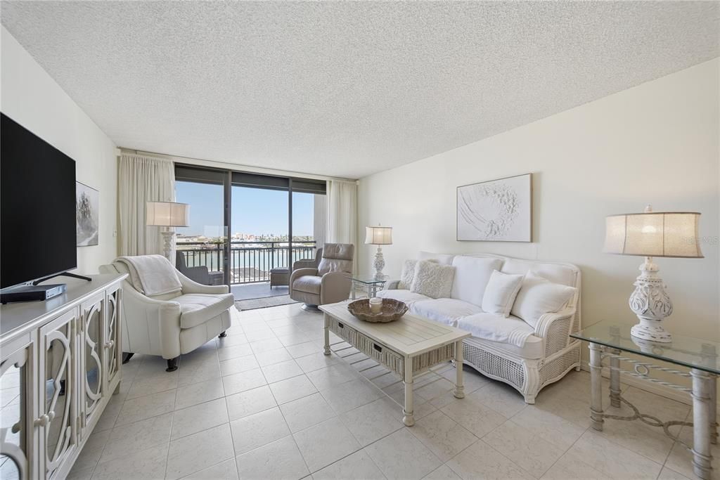 For Sale: $258,000 (1 beds, 1 baths, 915 Square Feet)