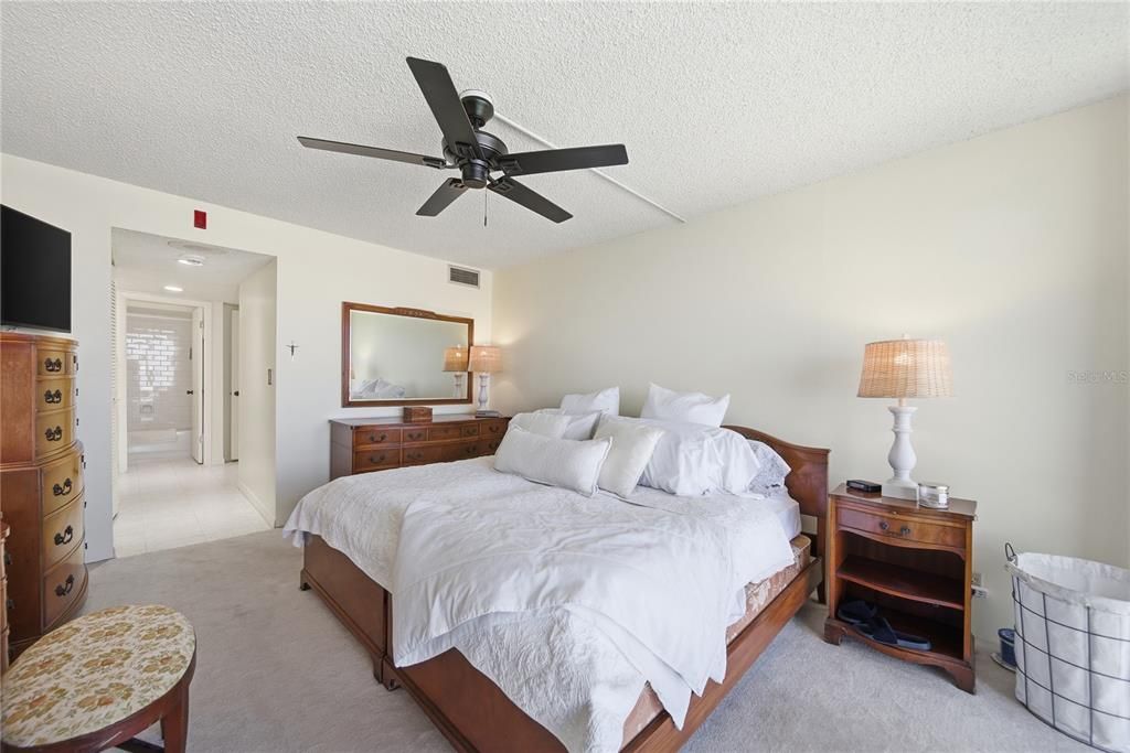 For Sale: $258,000 (1 beds, 1 baths, 915 Square Feet)