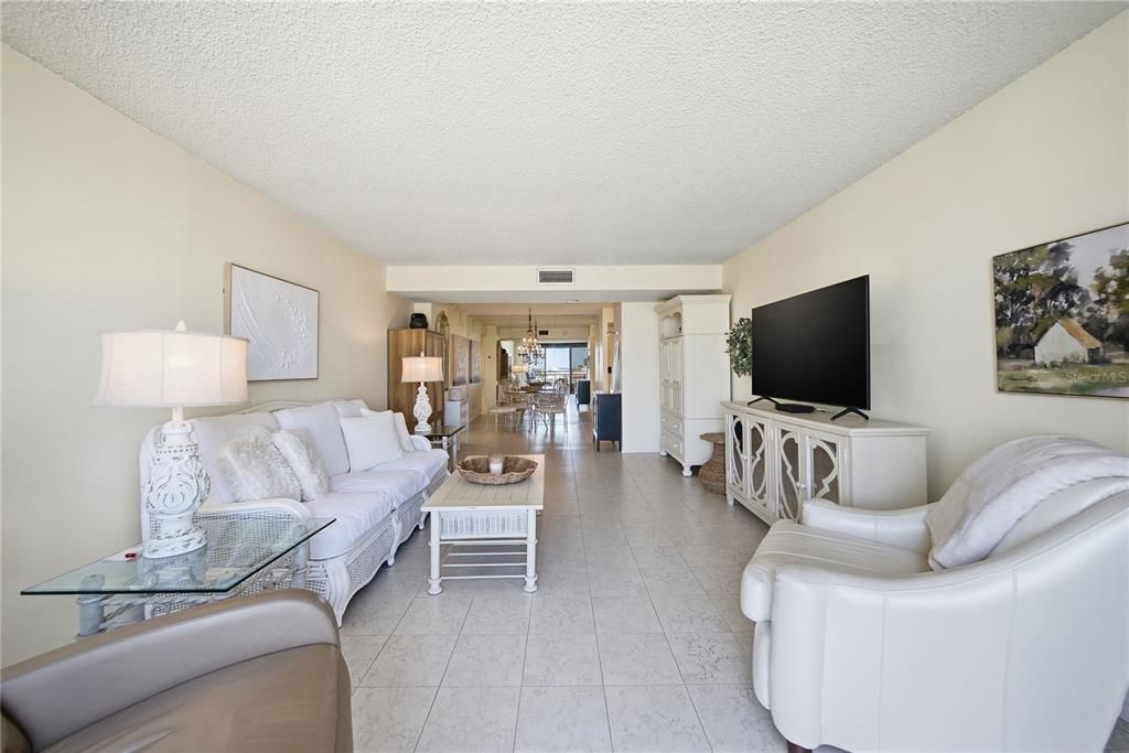 For Sale: $258,000 (1 beds, 1 baths, 915 Square Feet)