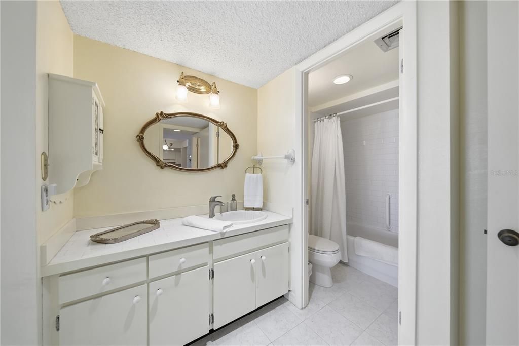 For Sale: $258,000 (1 beds, 1 baths, 915 Square Feet)