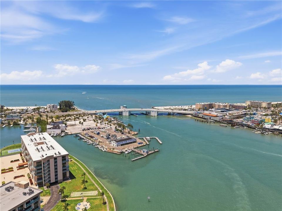 For Sale: $258,000 (1 beds, 1 baths, 915 Square Feet)