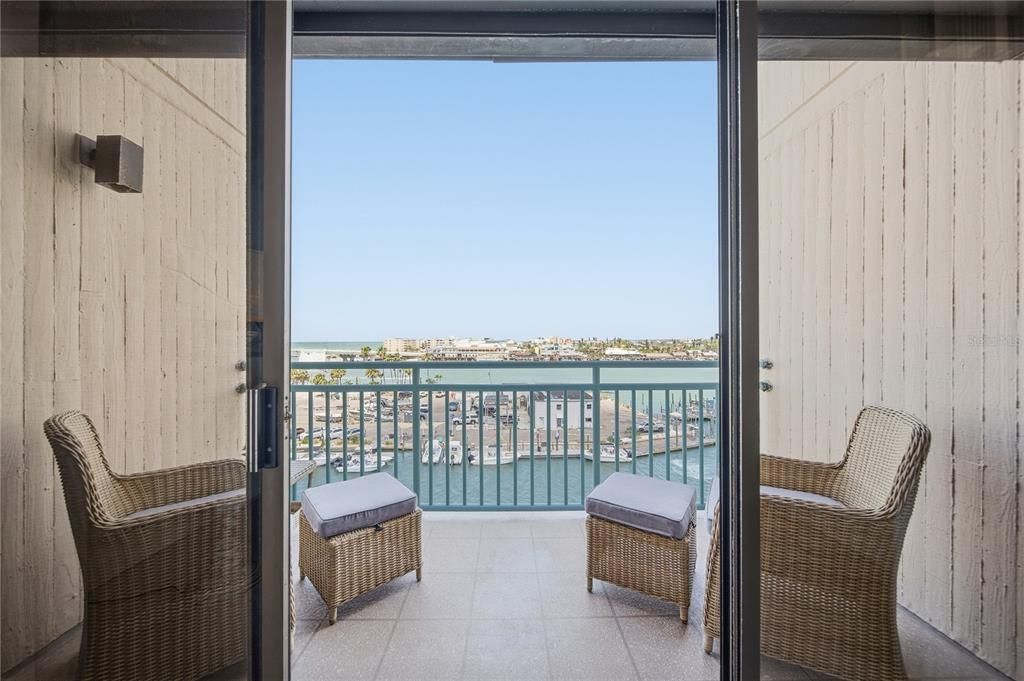 For Sale: $258,000 (1 beds, 1 baths, 915 Square Feet)