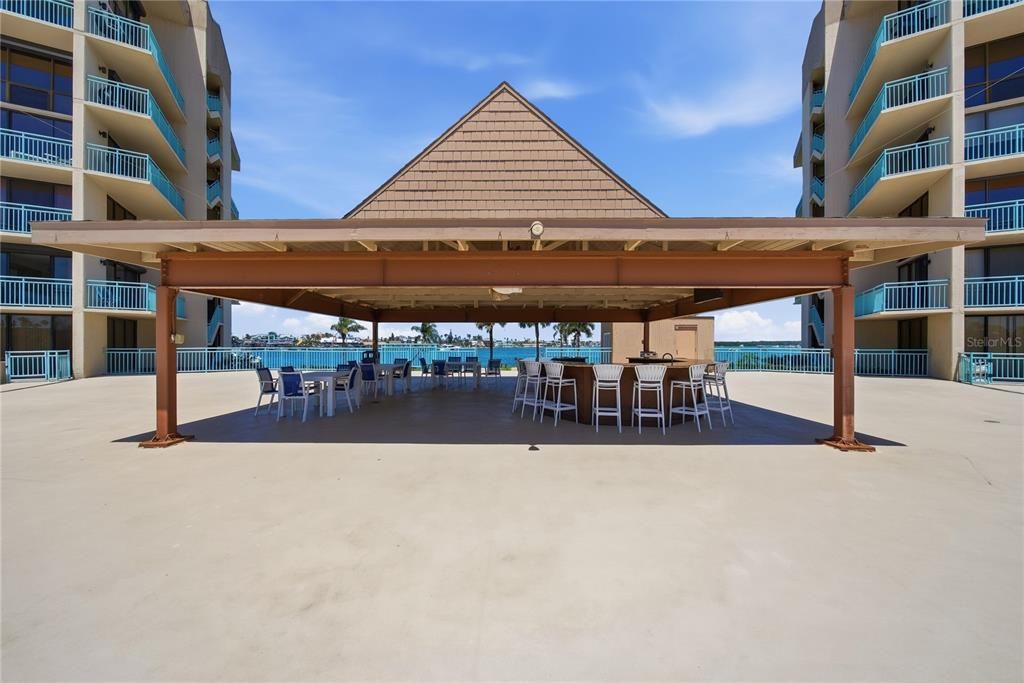 For Sale: $258,000 (1 beds, 1 baths, 915 Square Feet)
