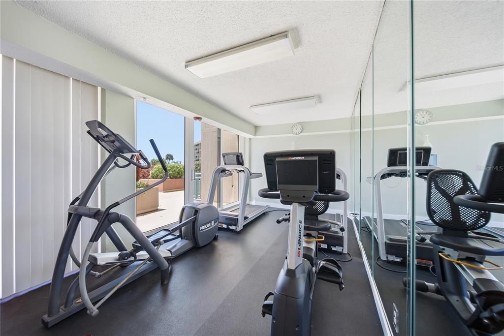 For Sale: $258,000 (1 beds, 1 baths, 915 Square Feet)