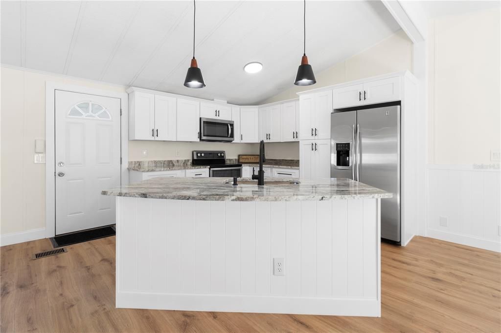Active With Contract: $199,000 (2 beds, 2 baths, 1008 Square Feet)