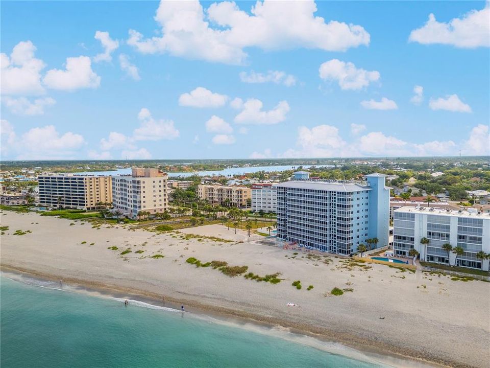 For Sale: $699,000 (2 beds, 2 baths, 1309 Square Feet)