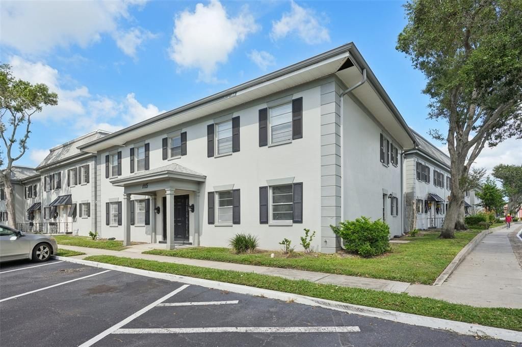 For Sale: $120,000 (1 beds, 1 baths, 741 Square Feet)