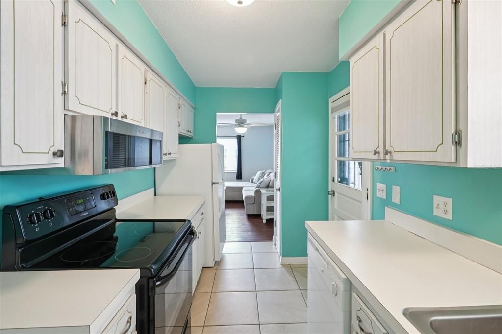 For Sale: $120,000 (1 beds, 1 baths, 741 Square Feet)