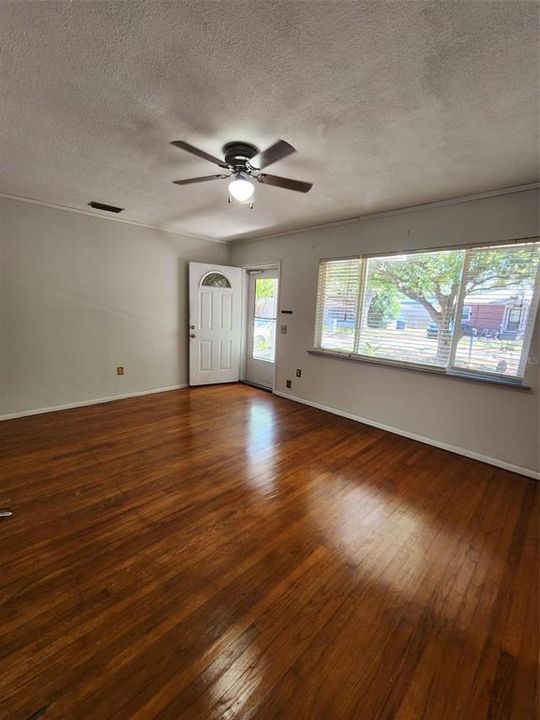 For Sale: $335,000 (3 beds, 2 baths, 1240 Square Feet)