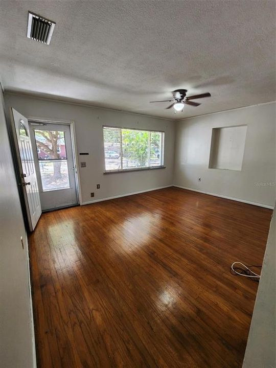 For Sale: $335,000 (3 beds, 2 baths, 1240 Square Feet)