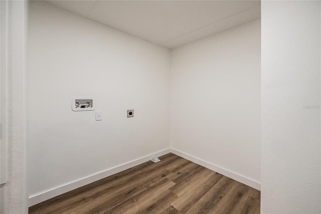 Под контрактом: $289,900 (4 спален, 2 ванн, 1848 Квадратных фут)