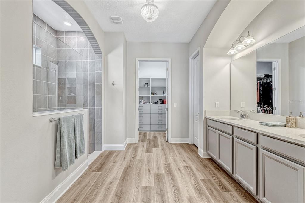 En Venta: $899,000 (4 camas, 3 baños, 2774 Pies cuadrados)