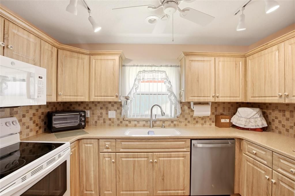 На продажу: $224,900 (2 спален, 2 ванн, 1394 Квадратных фут)