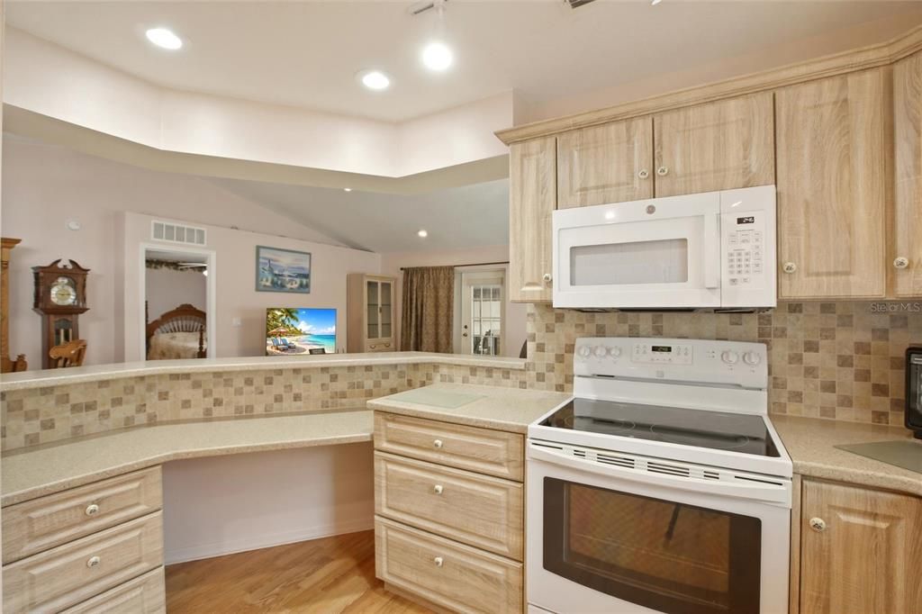 На продажу: $224,900 (2 спален, 2 ванн, 1394 Квадратных фут)