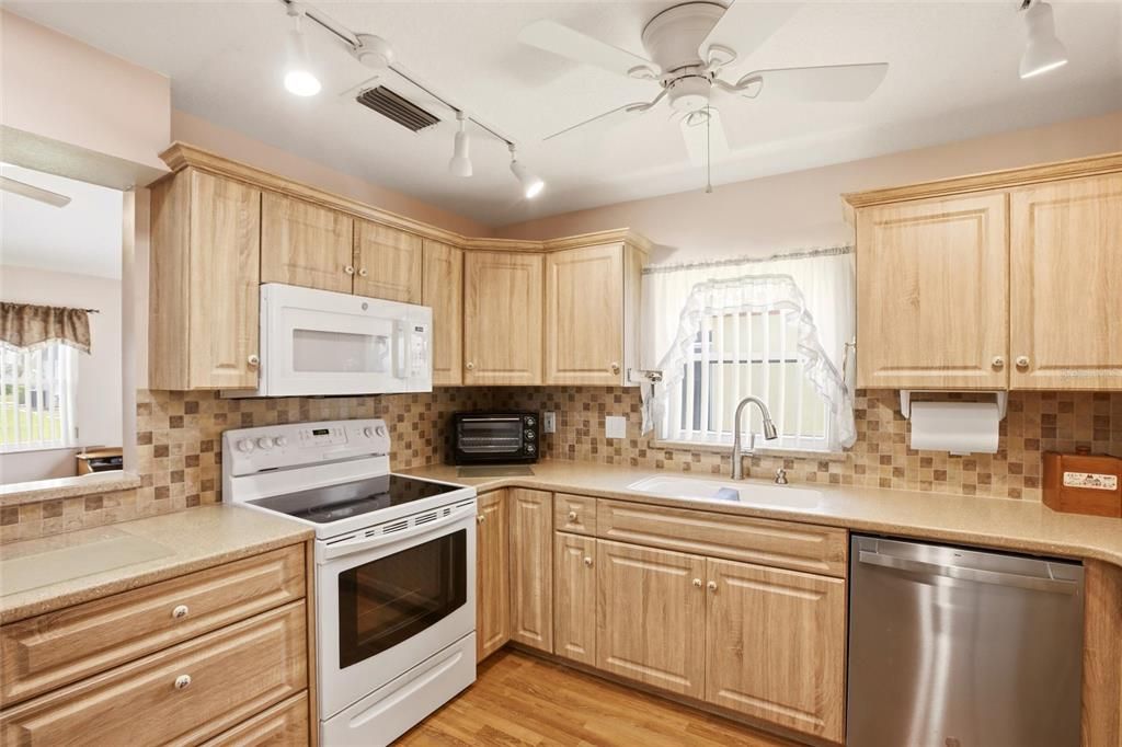 На продажу: $224,900 (2 спален, 2 ванн, 1394 Квадратных фут)