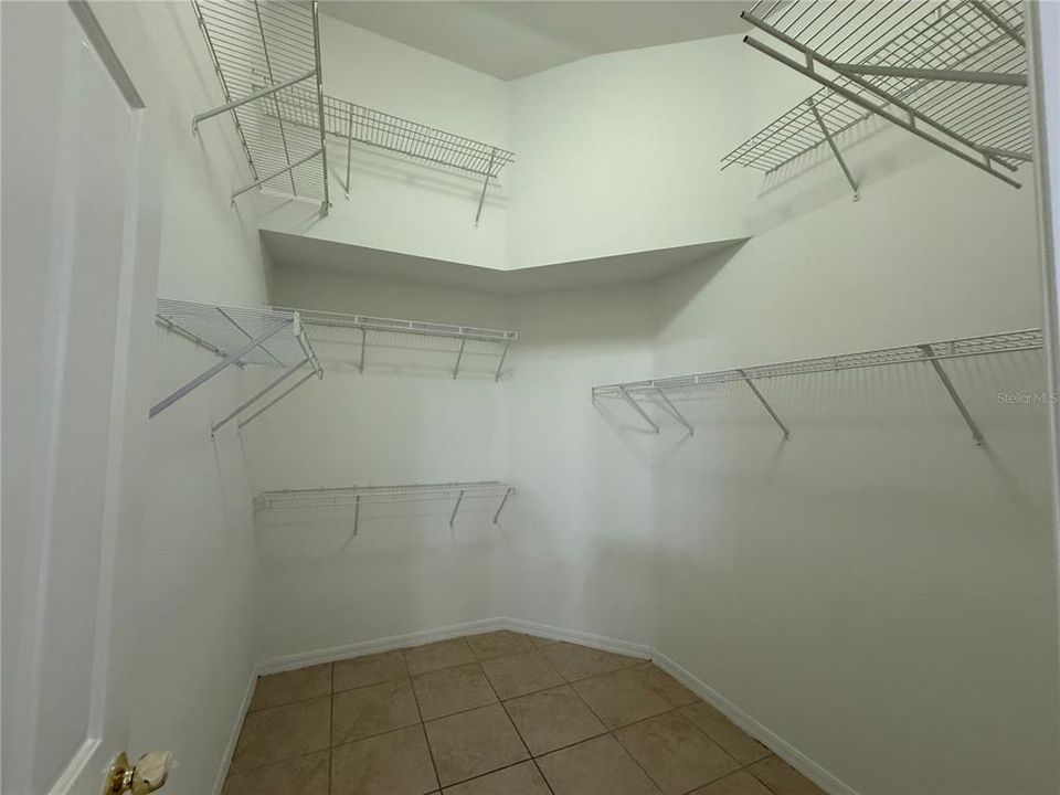 Activo con contrato: $2,300 (4 camas, 2 baños, 1830 Pies cuadrados)