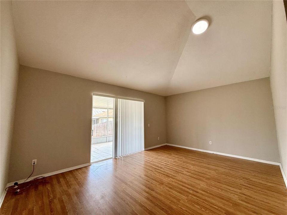 Activo con contrato: $2,300 (4 camas, 2 baños, 1830 Pies cuadrados)