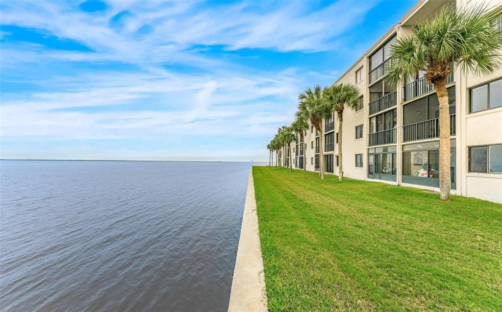 For Rent: $1,900 (2 beds, 2 baths, 830 Square Feet)