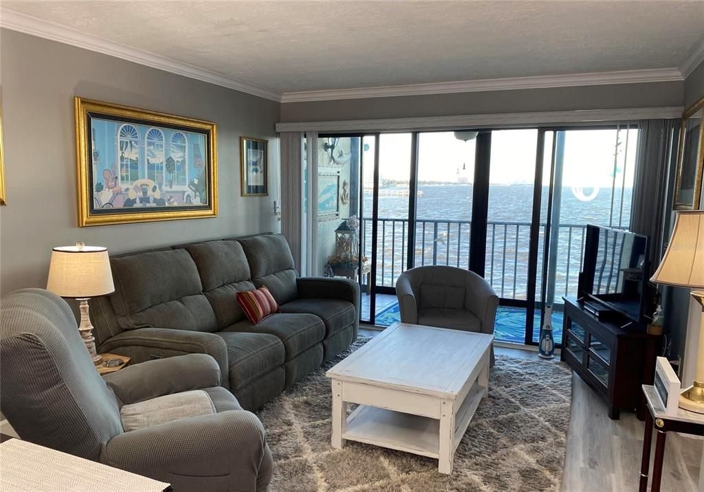 For Rent: $1,900 (2 beds, 2 baths, 830 Square Feet)