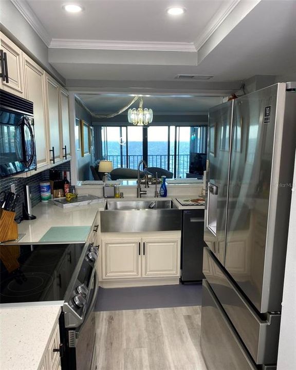 For Rent: $1,900 (2 beds, 2 baths, 830 Square Feet)