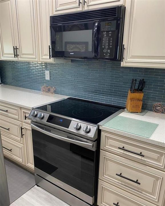 For Rent: $1,900 (2 beds, 2 baths, 830 Square Feet)
