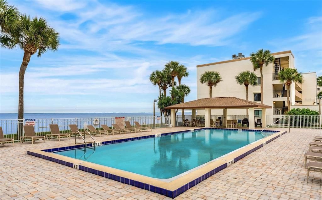 For Rent: $1,900 (2 beds, 2 baths, 830 Square Feet)