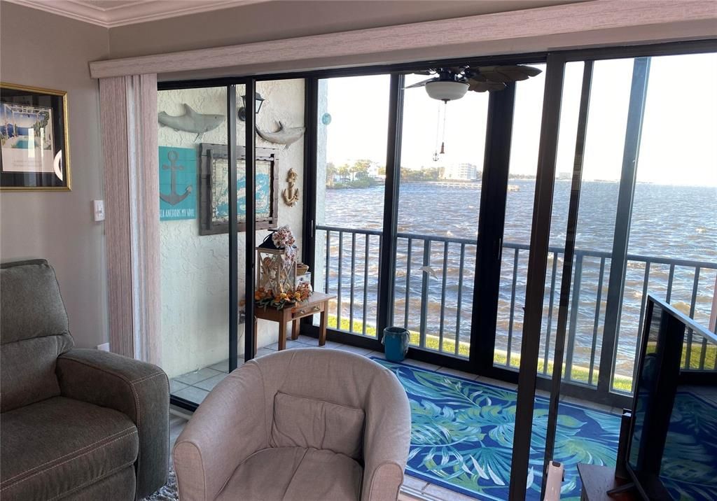 For Rent: $1,900 (2 beds, 2 baths, 830 Square Feet)
