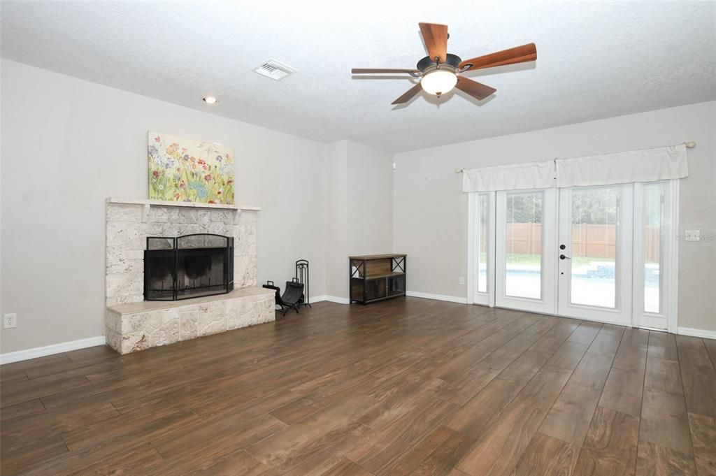 For Sale: $725,000 (6 beds, 4 baths, 3572 Square Feet)