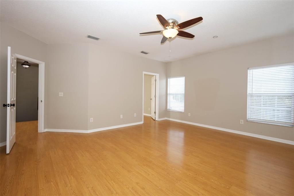 For Sale: $725,000 (6 beds, 4 baths, 3572 Square Feet)