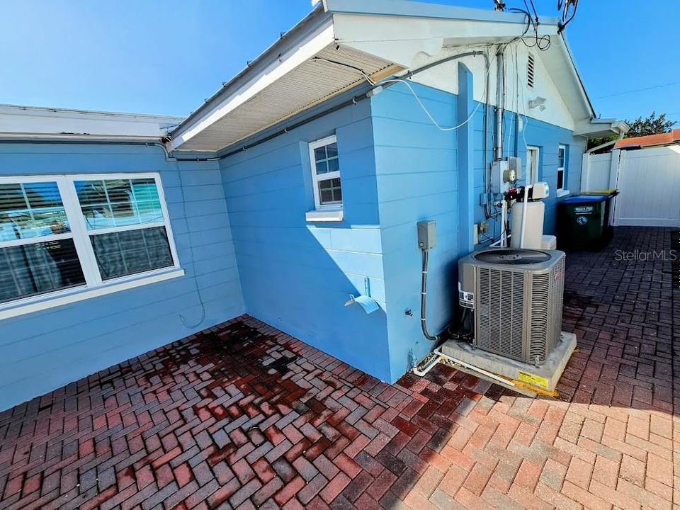合同活跃: $398,000 (2 贝兹, 2 浴室, 1286 平方英尺)