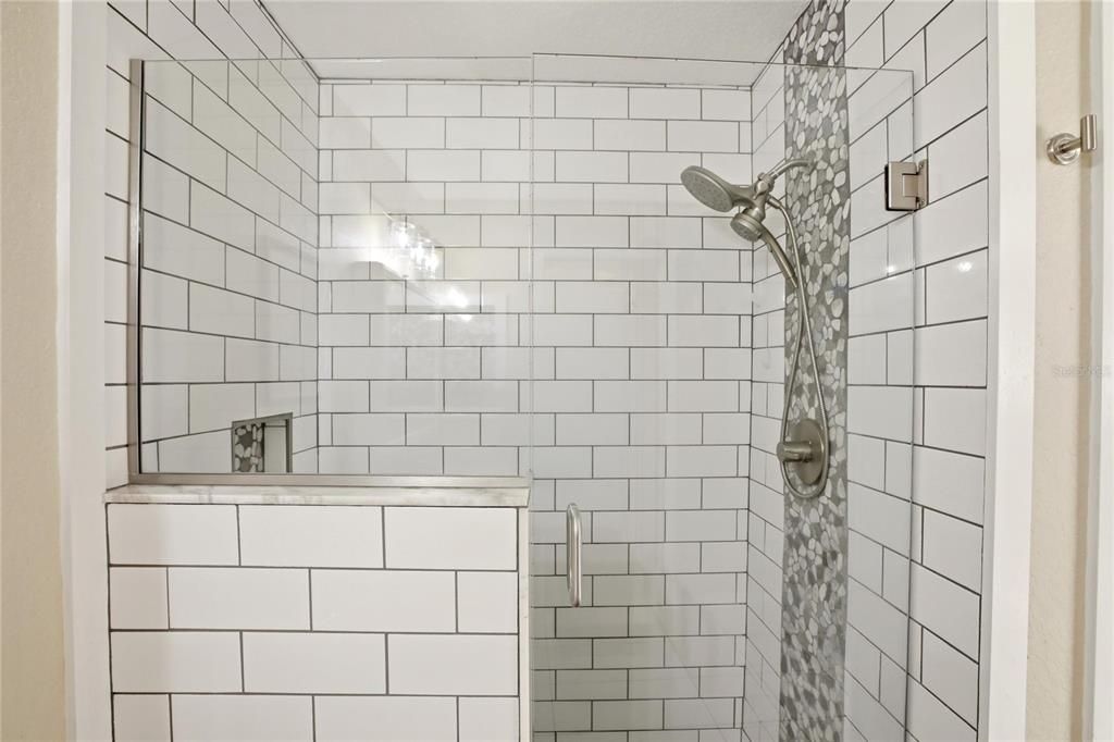 Activo con contrato: $364,900 (3 camas, 2 baños, 1393 Pies cuadrados)