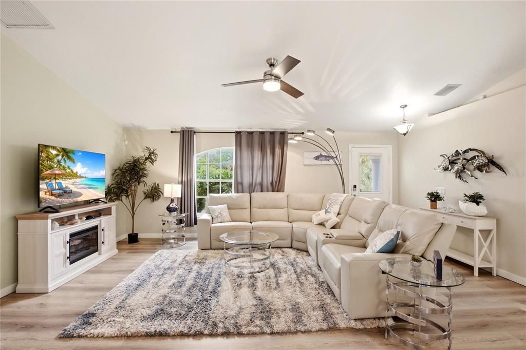Activo con contrato: $364,900 (3 camas, 2 baños, 1393 Pies cuadrados)