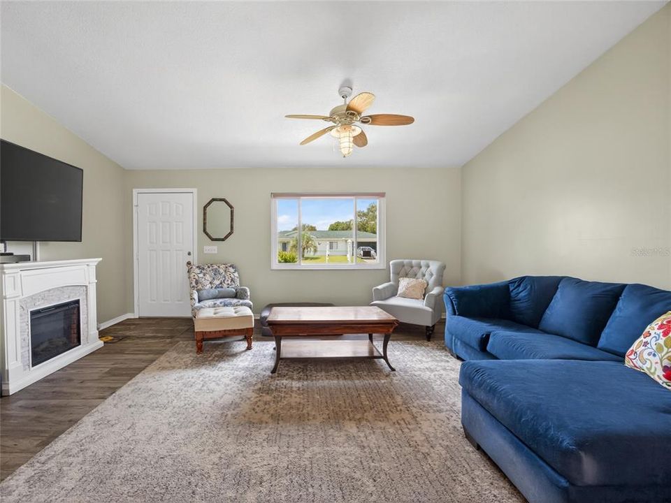 For Sale: $179,900 (2 beds, 2 baths, 1258 Square Feet)
