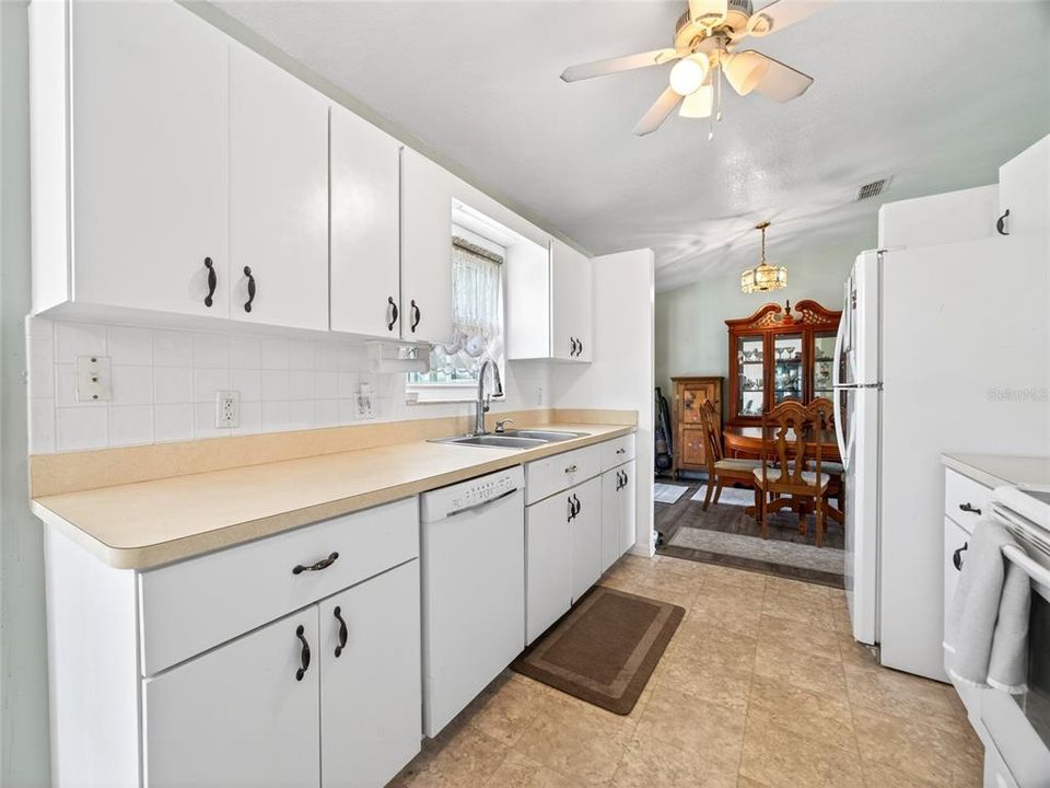 For Sale: $179,900 (2 beds, 2 baths, 1258 Square Feet)