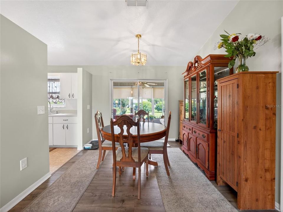 For Sale: $179,900 (2 beds, 2 baths, 1258 Square Feet)